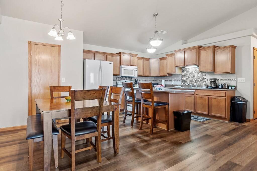 Villa Convenient Townhouse - Near Airport Rapid City Exterior foto